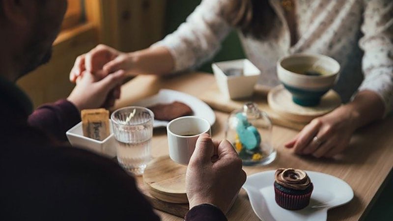 休日にカフェで見つめ合う男女