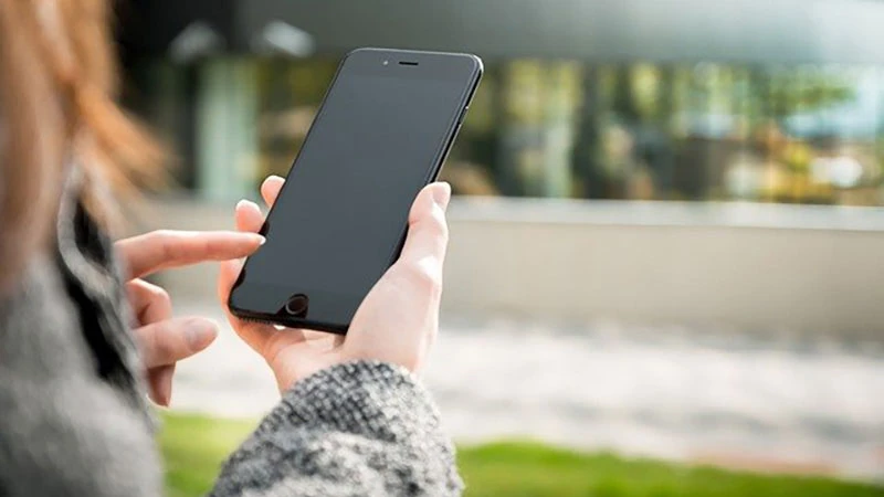 スマホでメッセージを確認する女性
