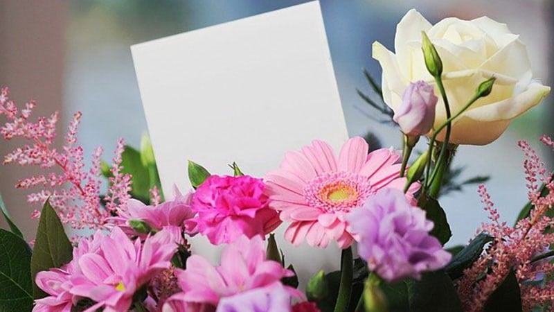 花束とメッセージカード