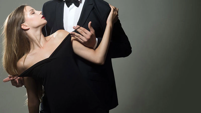 キスする男女のカップル