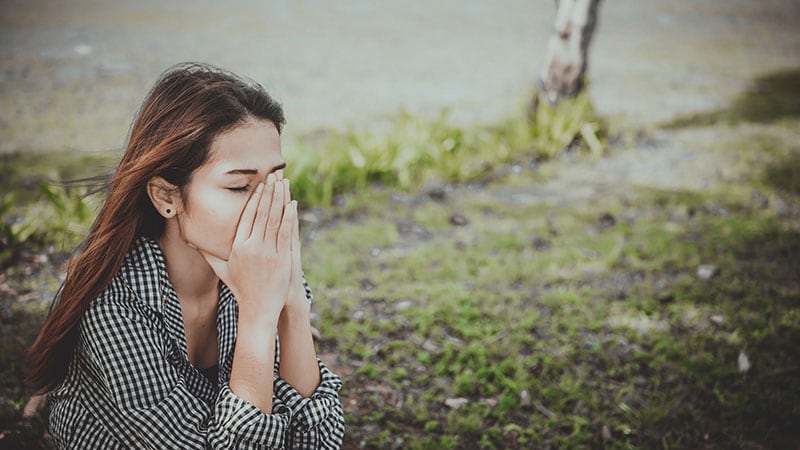 好きな人のことを考えて悩む女性