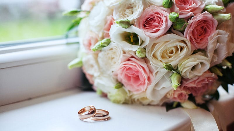プロポーズの花束と結婚指輪