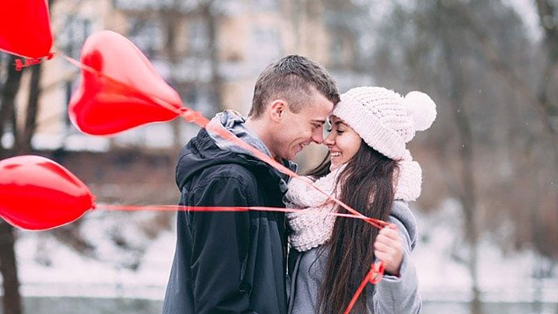 街中で出会ったばかりの男女のカップル