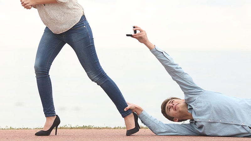 別れた恋人にアプローチする男性