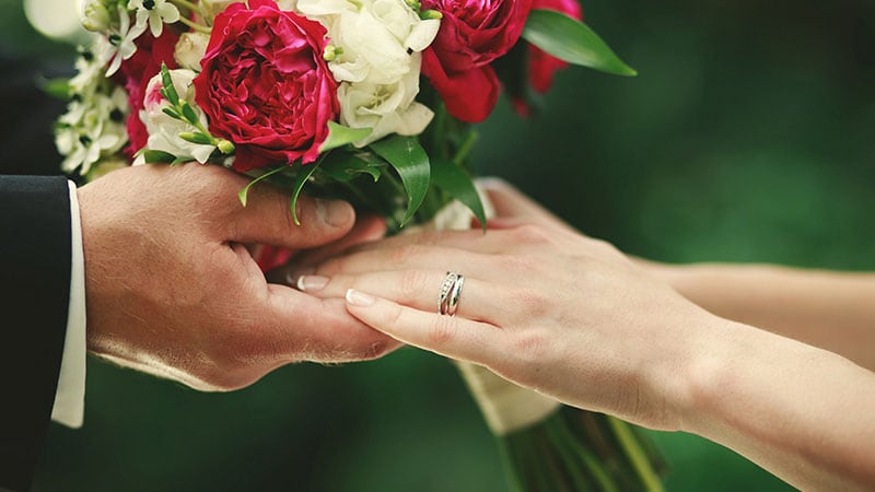 結婚指輪をはめた花嫁の手元