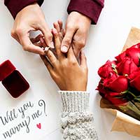 恋人にプロポーズして婚約指輪を渡す男性