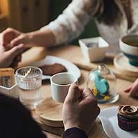 休日にカフェで見つめ合う男女