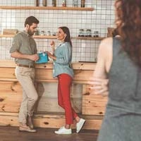 不倫相手が嫁と話しているところを見る女性