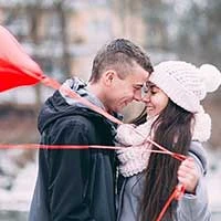 街中で出会ったばかりの男女のカップル