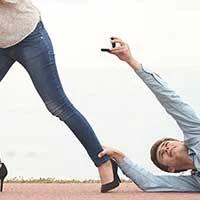 別れた恋人にアプローチする男性