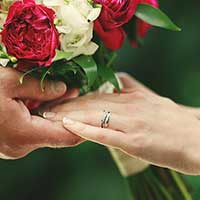 結婚指輪をはめた花嫁の手元
